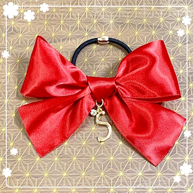 イニシャル付き ❤︎ サテン リボン (5cm幅) ❤︎ レッド レディースのヘアアクセサリー(ヘアゴム/シュシュ)の商品写真