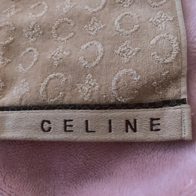 celine(セリーヌ)の【専用】CELINE ❤️ 新品未使用のタオルとGU新品未使用ピンクシューズ インテリア/住まい/日用品の日用品/生活雑貨/旅行(タオル/バス用品)の商品写真