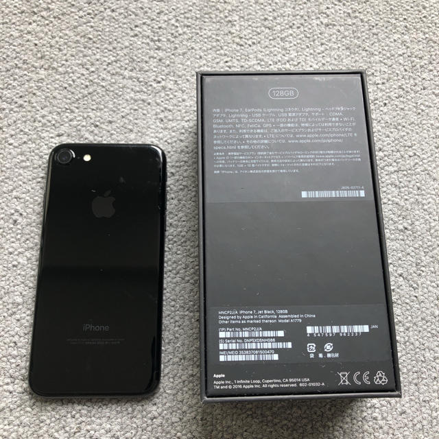 Apple(アップル)のiPhone7 128G ジェットブラック スマホ/家電/カメラのスマートフォン/携帯電話(スマートフォン本体)の商品写真