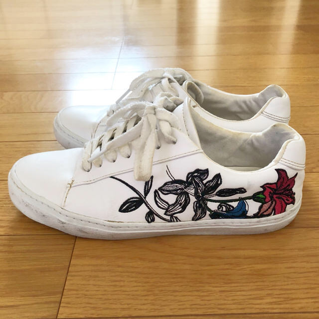 ZARA - ZARA サイド百合の花刺繍スニーカー 白 フラワー刺繍 H&M ZARA - ZARA サイド百合の花刺繍スニーカー 白 フラワー刺繍 H&M