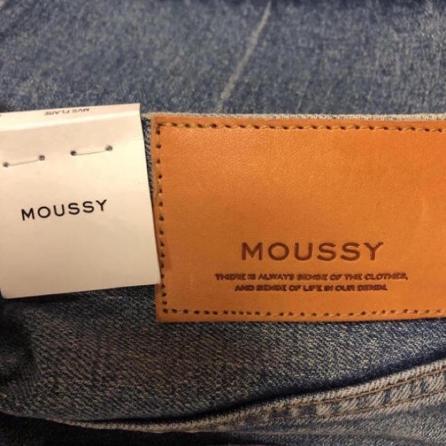 moussy(マウジー)の新型美脚神デニム♡MOUSSY mvs flear♡mvsフレアデニム新品未使用 レディースのパンツ(デニム/ジーンズ)の商品写真