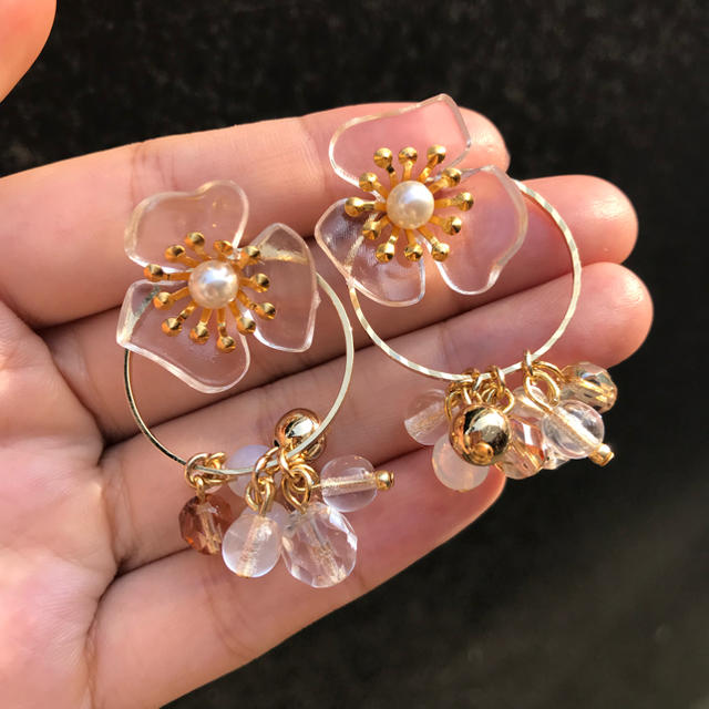 Ameri VINTAGE(アメリヴィンテージ)の再∞販 clear flower × beads hoop pierce ハンドメイドのアクセサリー(ピアス)の商品写真