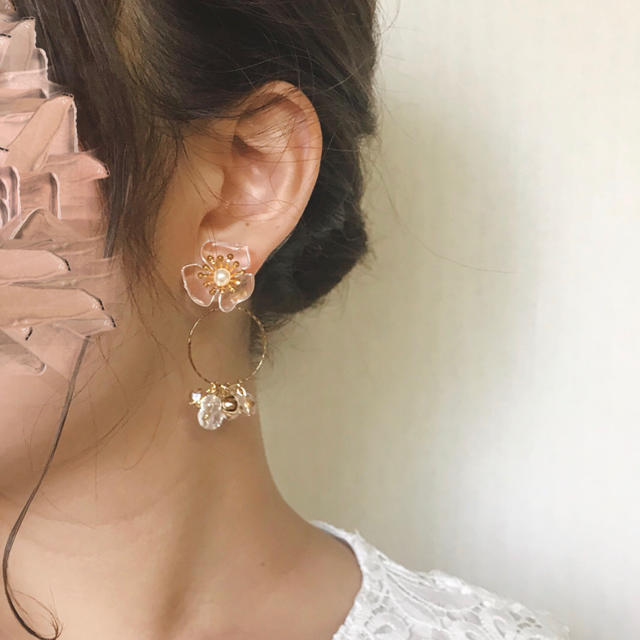 Ameri VINTAGE(アメリヴィンテージ)の再∞販 clear flower × beads hoop pierce ハンドメイドのアクセサリー(ピアス)の商品写真