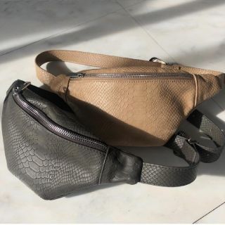 シールームリン(SeaRoomlynn)の美品　BUCKLE WAIST BAG BEIGE(ボディバッグ/ウエストポーチ)