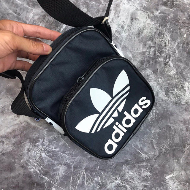 adidas(アディダス)の[アディダス オリジナルス] adidas 男女兼用 ミニバッグ  レディースのバッグ(リュック/バックパック)の商品写真