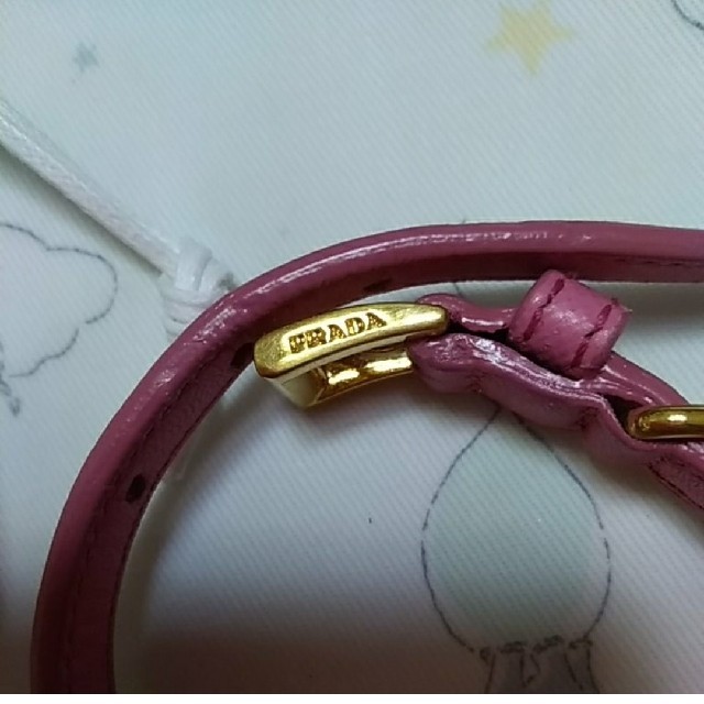 PRADA(プラダ)のみっちゃん様専用⭐本物⭐新品⭐プラダ　PRADA　ブレスレット　ピンク　リボン　 レディースのアクセサリー(ブレスレット/バングル)の商品写真