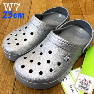 クロックス(crocs)の新品 クロックス クロックバンド シルバーラメ キラキラ 23cm W7(サンダル)