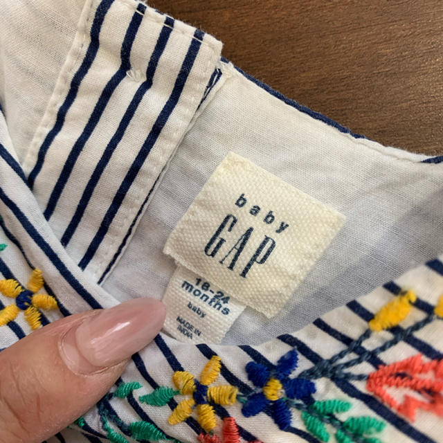 babyGAP(ベビーギャップ)のbabyGAP 刺繍フレアスリーブワンピース 18-24m キッズ/ベビー/マタニティのキッズ服女の子用(90cm~)(ワンピース)の商品写真