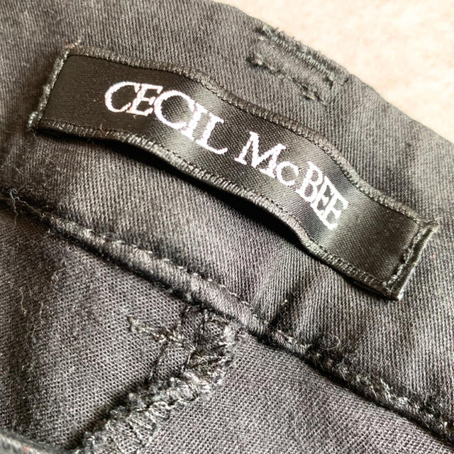 CECIL McBEE(セシルマクビー)のセシルマクビー パンツ クロップドパンツ 黒 レディースのパンツ(クロップドパンツ)の商品写真