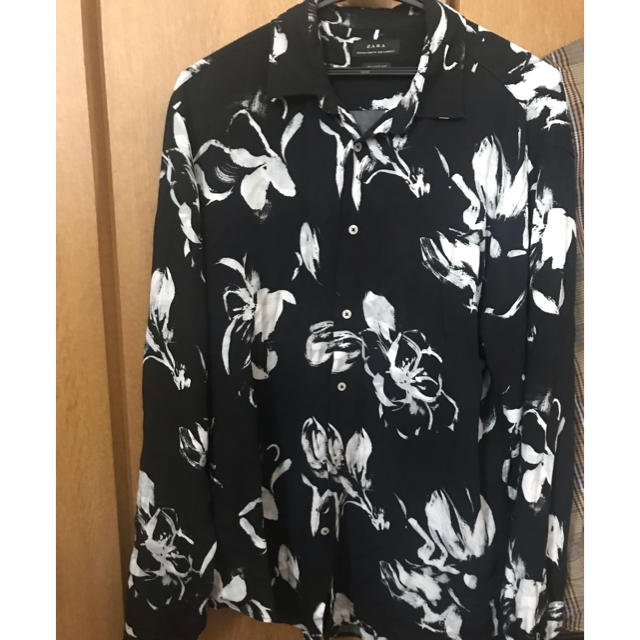 ZARA(ザラ)のZARA 花柄シャツ 黒 メンズのトップス(シャツ)の商品写真