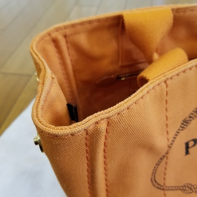 PRADA(プラダ)のPRADAプラダ　カナパトート　美品　オレンジ　確実本物　売りきり価格 レディースのバッグ(トートバッグ)の商品写真