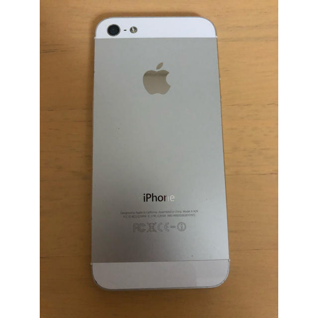 Apple(アップル)のiPhone 5 White 16 GB au スマホ/家電/カメラのスマートフォン/携帯電話(スマートフォン本体)の商品写真