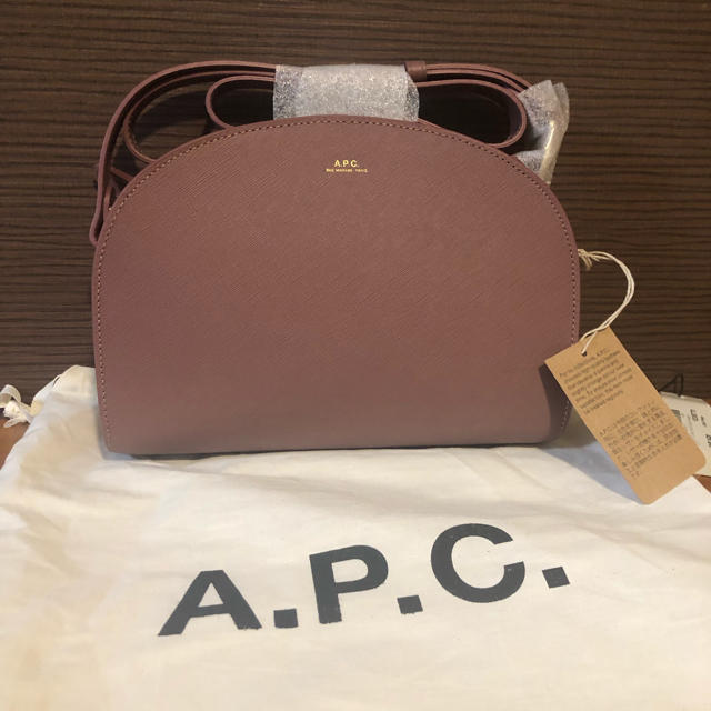 A.P.C(アーペーセー)のA.P.C. ハーフムーン  ショルダーバッグ エンボス レディースのバッグ(ショルダーバッグ)の商品写真