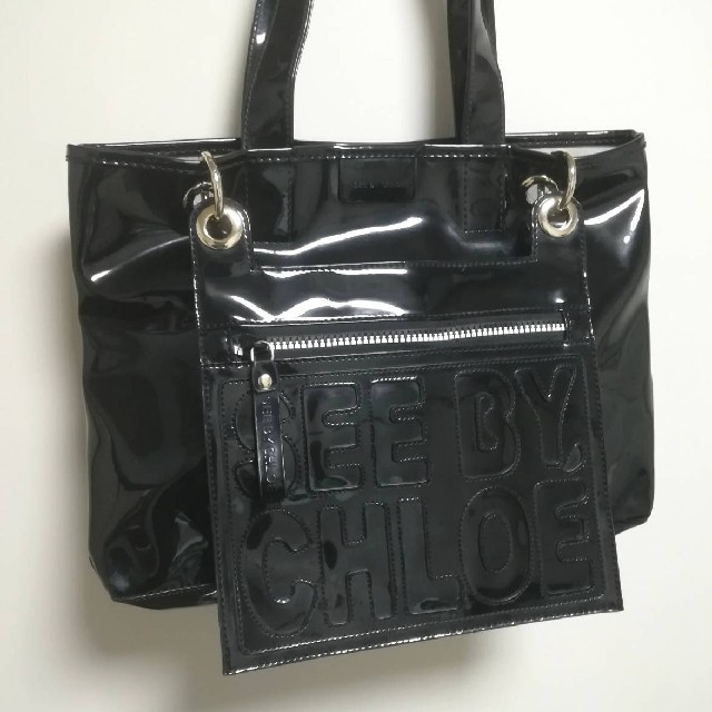 SEE BY CHLOE(シーバイクロエ)のSEE BY CHLOE　トートバッグ　エナメル　黒　レディース　格安 レディースのバッグ(トートバッグ)の商品写真