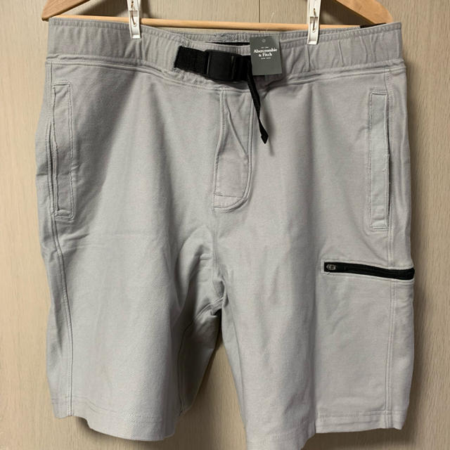 Abercrombie&Fitch(アバクロンビーアンドフィッチ)のアバクロンビー&フィッチ バックルショートパンツ/グレー/Mサイズ/新品 メンズのパンツ(ショートパンツ)の商品写真