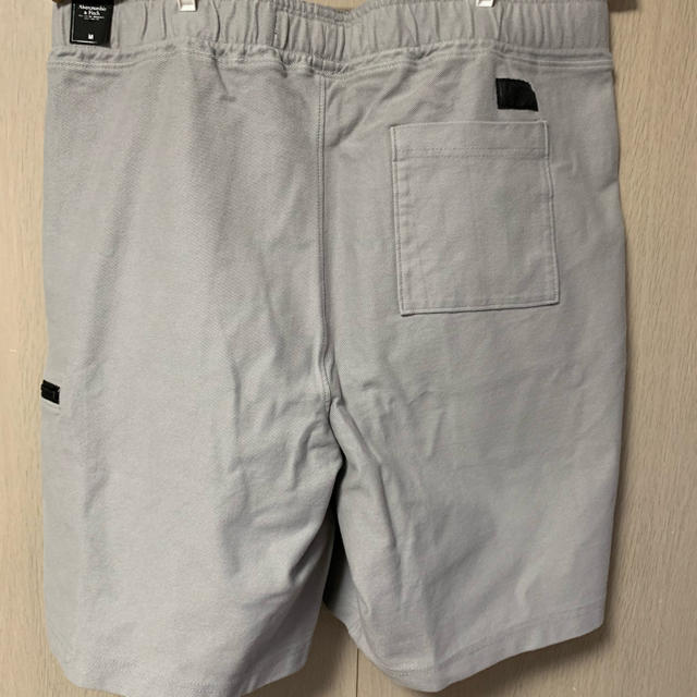 Abercrombie&Fitch(アバクロンビーアンドフィッチ)のアバクロンビー&フィッチ バックルショートパンツ/グレー/Mサイズ/新品 メンズのパンツ(ショートパンツ)の商品写真