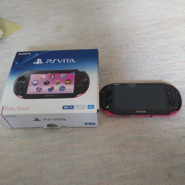 PlayStation Vita(プレイステーションヴィータ)のPS VITA(PCH-2000  pink/black)※値下げします❗️ エンタメ/ホビーのゲームソフト/ゲーム機本体(携帯用ゲーム機本体)の商品写真
