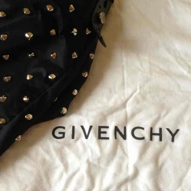 GIVENCHY(ジバンシィ)の【GIVENCHY】 ナイチンゲールシリーズ/スタッズバッグ レディースのバッグ(トートバッグ)の商品写真