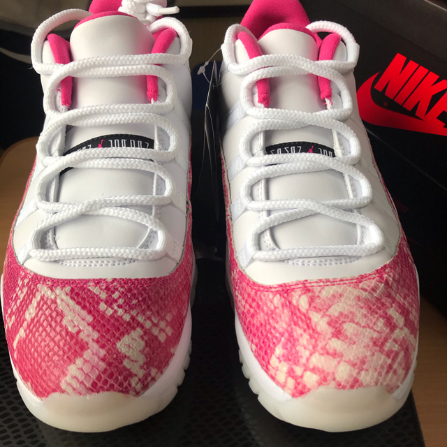 NIKE(ナイキ)のAir Jordan 11 low pink snakeskin メンズの靴/シューズ(スニーカー)の商品写真