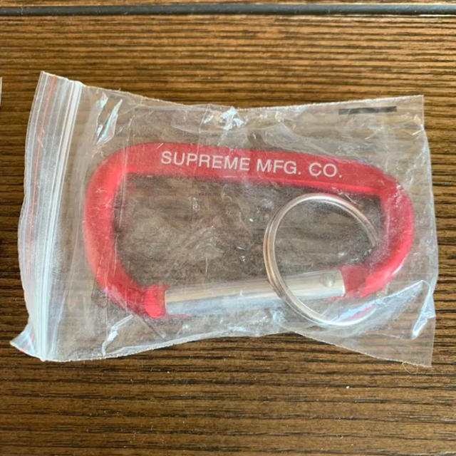 supreme カラビナ レッド