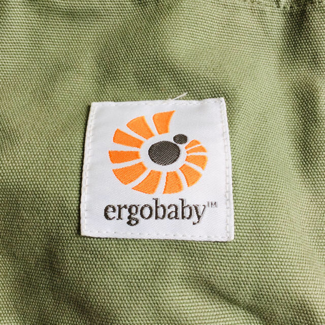 Ergobaby(エルゴベビー)のergobaby  エルゴベビー 抱っこひも カーキ キッズ/ベビー/マタニティの外出/移動用品(抱っこひも/おんぶひも)の商品写真