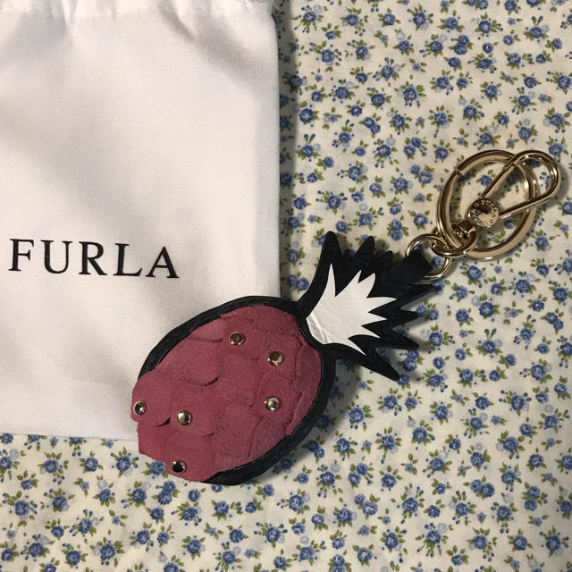 Furla(フルラ)の【美品】FURLA  パイナップル チャーム ピンク レディースのアクセサリー(チャーム)の商品写真