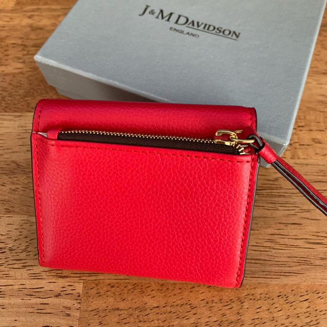 J&M DAVIDSON(ジェイアンドエムデヴィッドソン)のJ&M DAVIDSON 三つ折り ミニ財布 チェリーレッド レディースのファッション小物(財布)の商品写真