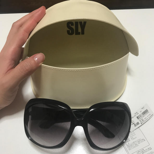 SLY(スライ)の新品タグ付⭐️SLY⭐️サングラス レディースのファッション小物(サングラス/メガネ)の商品写真
