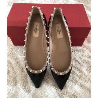 ヴァレンティノ(VALENTINO)の【新品】VALENTINOバレンチノ ロックスタッズフラットエナメル パンプス(ハイヒール/パンプス)