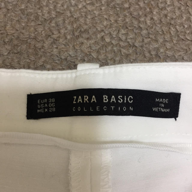 ZARA(ザラ)のZARA ホワイトパンツ レディースのパンツ(カジュアルパンツ)の商品写真