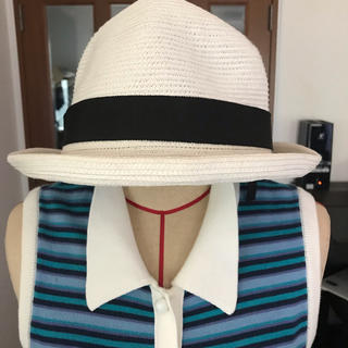 パーリーゲイツ(PEARLY GATES)の２３区の帽子   真っ白に黒のリボンでとても可愛いです。(ハット)