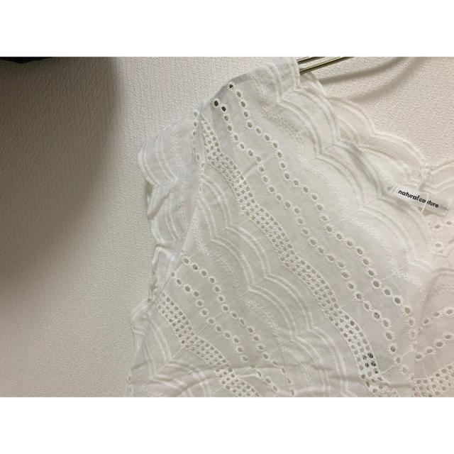 one after another NICE CLAUP(ワンアフターアナザーナイスクラップ)のnatural couture NICE CLAUP スカラップ刺繍ブラウス レディースのトップス(シャツ/ブラウス(半袖/袖なし))の商品写真