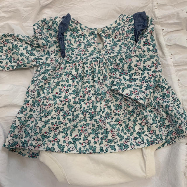 babyGAP(ベビーギャップ)のデニムフリル花柄ロンパース♡babyGAP キッズ/ベビー/マタニティのベビー服(~85cm)(ロンパース)の商品写真