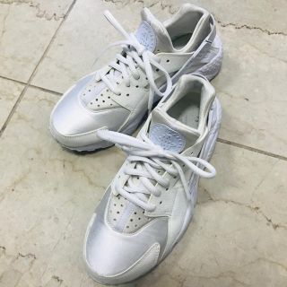 ナイキ(NIKE)のNIKE エアハラチ 白 スニーカー(スニーカー)