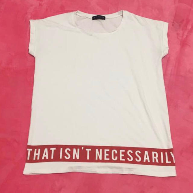 ENVYM(アンビー)の【新品】ENVYM ロゴ Tシャツ 赤 白 半袖 レディースのトップス(Tシャツ(半袖/袖なし))の商品写真