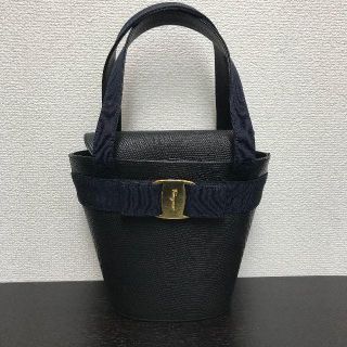 サルヴァトーレフェラガモ(Salvatore Ferragamo)のフェラガモ　ハンドバッグ　ヴァラリボン　ネイビー　リザード(ハンドバッグ)