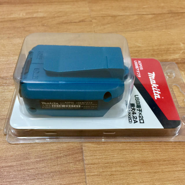 Makita(マキタ)のマキタ USBアダプタ ADP05 ※バッテリーは付属してません スマホ/家電/カメラのスマートフォン/携帯電話(バッテリー/充電器)の商品写真