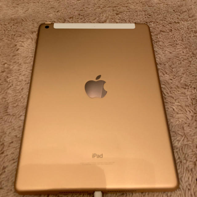 iPad(アイパッド)のiPad6 32GB Gold (WiFi-Cellerモデル) スマホ/家電/カメラのPC/タブレット(タブレット)の商品写真