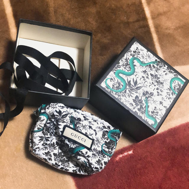 Gucci(グッチ)のGUCCI 空箱 蛇柄 レディースのバッグ(ショップ袋)の商品写真