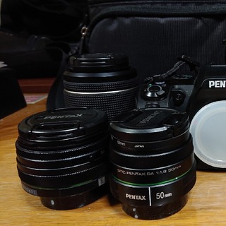 ペンタックス(PENTAX)のPENTAX KS-2ダブルズームキット 単焦点レンズ、カメラバッグ、メモリ付き(デジタル一眼)