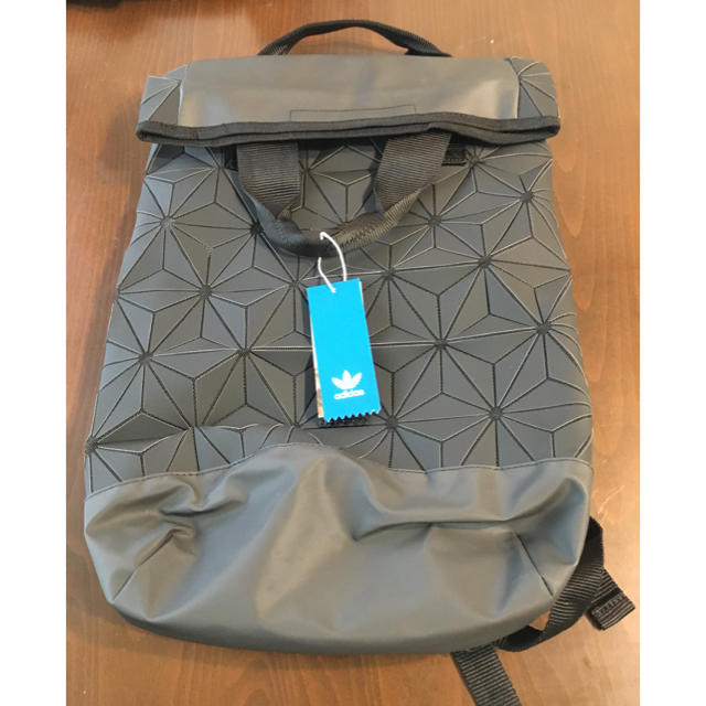 adidas(アディダス)の18時までタイムセールアディダス BACKPACK ROLL TOP 麻柄 新品 メンズのバッグ(バッグパック/リュック)の商品写真