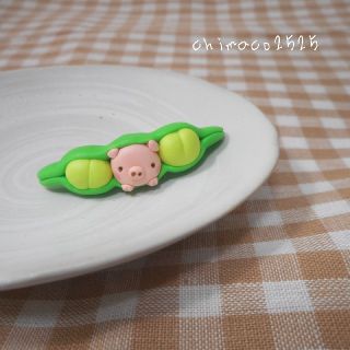 お豆ぶたさん　バッチ　ブローチ　ハンドメイド　樹脂粘土(コサージュ/ブローチ)