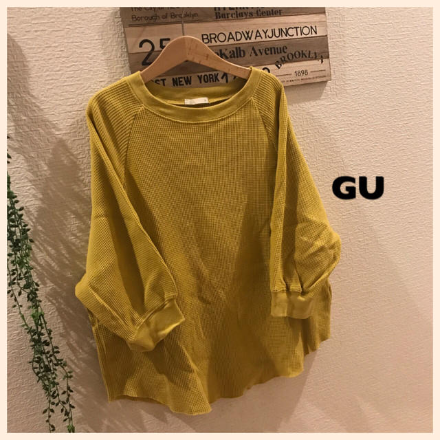 GU(ジーユー)のワッフル マスタード色トップス レディースのトップス(カットソー(半袖/袖なし))の商品写真