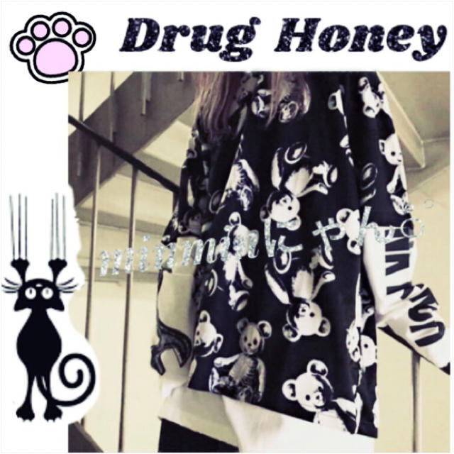 FUNKY FRUIT(ファンキーフルーツ)の【Drug】スケルトンテディ総柄BICドロップショルダーT レディースのトップス(Tシャツ(半袖/袖なし))の商品写真