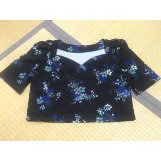 エモダ(EMODA)のEMODA オーバー ショルダー ショート トップ 花柄 (Tシャツ(半袖/袖なし))