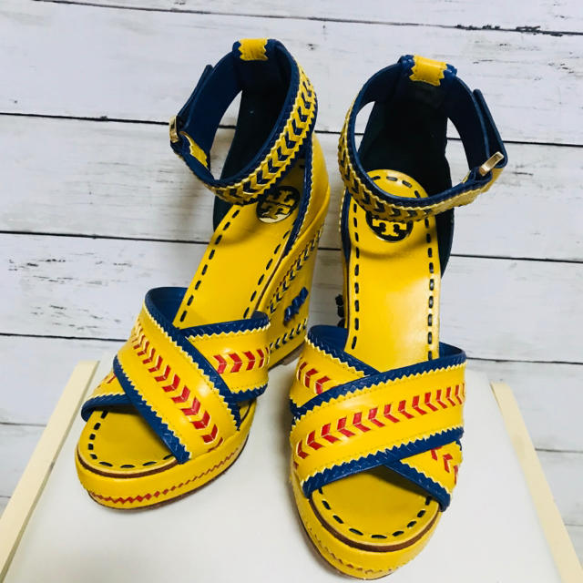 トリーバーチ イエローウェッジソールサンダル 24.5 【数々のアワード