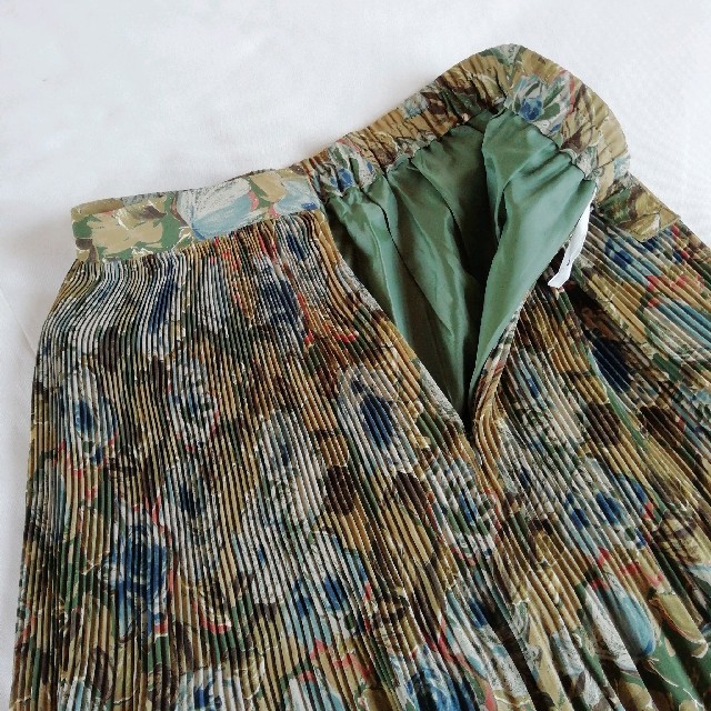 Grimoire(グリモワール)のused 細プリーツ フラワー クラシカル スカート 古着 ヴィンテージ レディースのスカート(ロングスカート)の商品写真