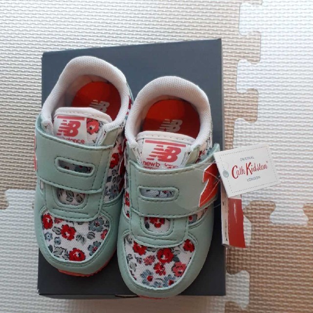 Cath Kidston(キャスキッドソン)のキャス・キッドソンnew balanceスニーカー13.0新品未使用 キッズ/ベビー/マタニティのベビー靴/シューズ(~14cm)(スニーカー)の商品写真