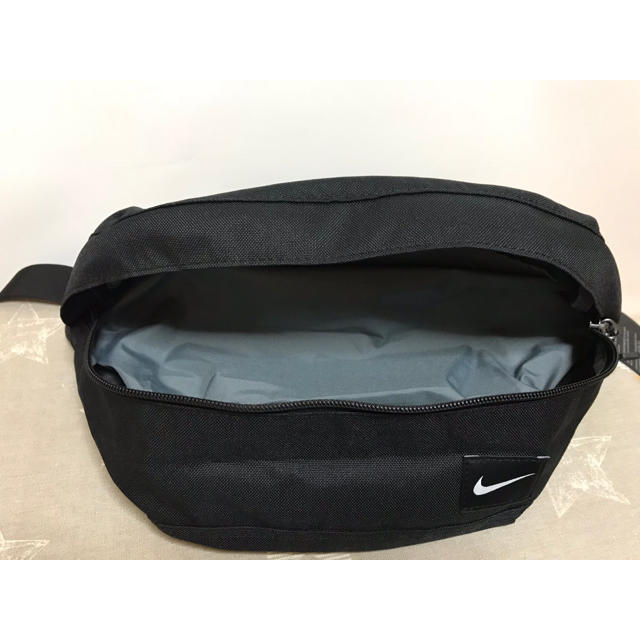 NIKE(ナイキ)の新品★ナイキ★ウエストポーチ ボディバッグ★黒 レディースのバッグ(ボディバッグ/ウエストポーチ)の商品写真