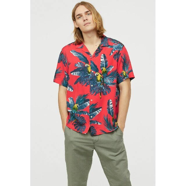 H&M(エイチアンドエム)の新品 完売 H&M アロハシャツ オウム L メンズのトップス(シャツ)の商品写真
